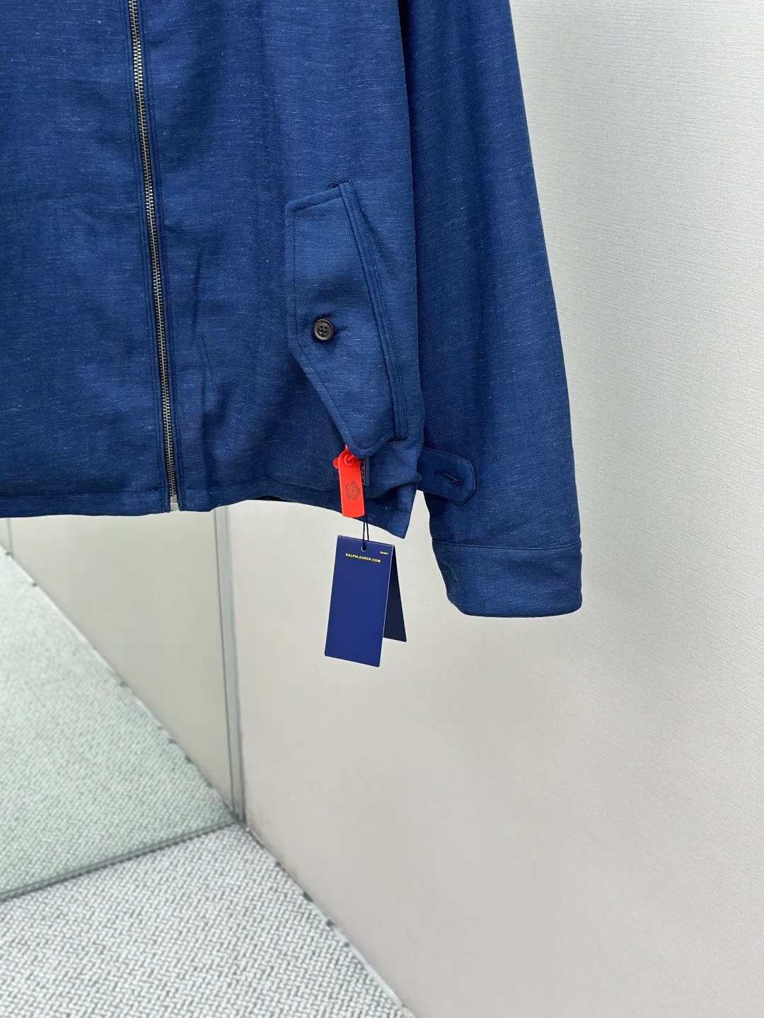 P630 Ralph Lauren logo embroidered reversible jacket. Customized matte moire taffeta and twill jacquard brocade. Light and tough, smooth drape. Comfortable and close to the skin. Quiet dark blue. Elegant style. Twin clothes. Style without boundaries. One side is decorated with twill jacquard brocade and has its own retro filter, like the pocket watch gear of an old-school gentleman. The other side is made of matte moiré taffeta, which brings a sense of relaxation. Casual and casual genes. Exquisite pony logo is embellished throughout, making it highly recognizable. The classic stand-up collar is tied with three hidden buckle tabs. Simplicity dominates complexity. The design philosophy hidden in the details. Double-sided style. One garment hides old money and relaxation. Process 1: Use imported machine embroidery technology. Use advanced computer control system and precise mechanical components to realize the iconic pony embroidery operation. High precision. The lines are smooth and delicate. Process 2: Template machine bag opening. Preset templates guide the position of opening the bag. The accuracy of the shape and size ensures the quality of the bag opening effect. Process 3: Ergonomic three-dimensional tailoring. Return to traditional craftsmanship through segmentation, folding, shrinking, and stretching techniques. The so-called slow work results in fine work, which is respect for the material and the pursuit of feel. Complex workmanship, tedious, slow timeliness, and high loss. Process 4: The fabrics have been carefully washed, and the hand feel and texture are better. Not easy to deform, not easy to shrink, not easy to fade, and maintain long-term beauty. Accessories: Customized Ralph Lauren Fruit buckle Customized Ralph Lauren zipper Customized Ralph Lauren slider Customized Ralph Lauren trademark Version: Fitted version Function: Reversible, free to match Size: S M L XL